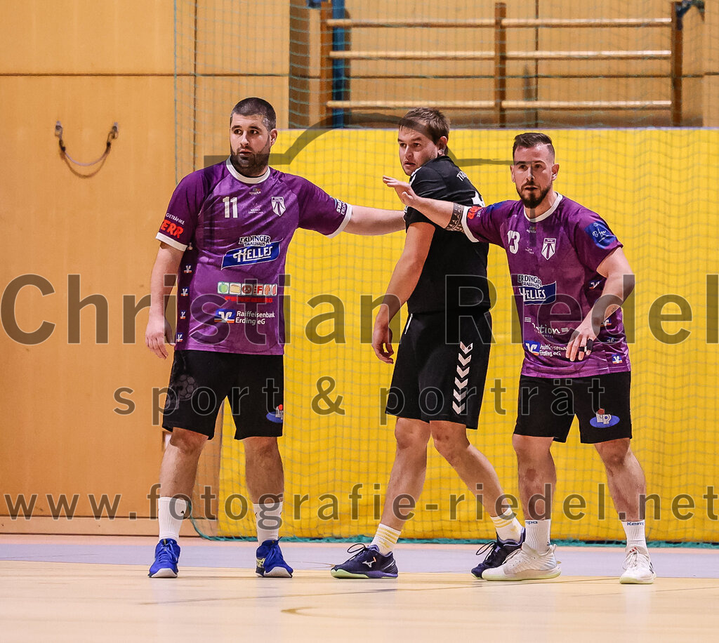 2024-11-09_021_SpVgg_Altenerding_gegen_TV_Altoetting | Erding, Deutschland, 09.11.2024:Handball, Bezirksoberliga Männer 2024 / 2025, 6. Spieltag, SpVgg Altenerding gegen TV Altötting, Endergebnis: 26:22Christian Loris (SpVgg Altenerding, #11), Tobias Huber (TV Altötting, #11), Sebastian Forster (SpVgg Altenerding, #13)Foto: Christian Riedel / fotografie-riedel.net