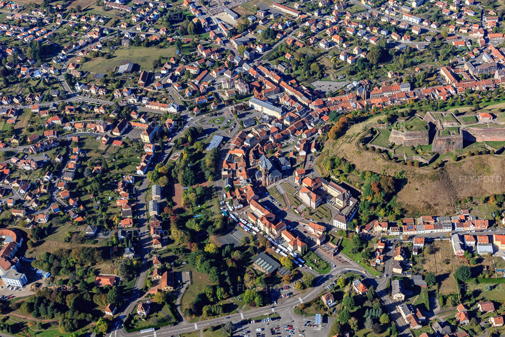 Vue aérienne: Vieille ville historique vue du sud-est à Bitsch dans le département Moselle, France – .Photo: IMG_095162.jpg prise le 16/10/2016 par Werner Riehm/FLY-FOTO.eu – Résolution de l'original: 5472 x 3648 px