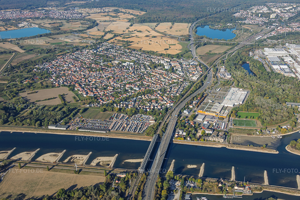 Luftbild: Rheinbrücken Maxau für die B10 und die Regionalbahn bei Niedrigwasser im Ortsteil Knielingen in Karlsruhe im Bundesland Baden-Württemberg in Deutschland. – Foto: IMG_159523.jpg vom 27.09.2026 durch Werner Riehm/FLY-FOTO.de – Auflösung des Originals: 6000 x 4000 px