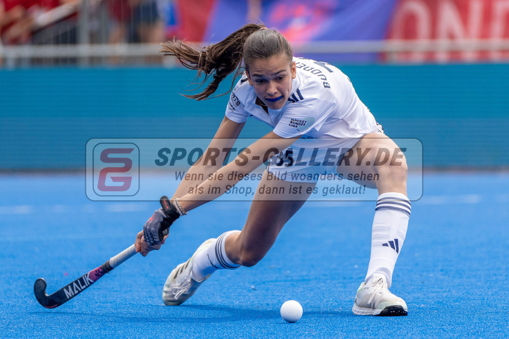 Final4_20250601-1203-HK108362 | Krefeld, Deutschland, 01.06.2025:  Feldhockey Final4 2025 – „Deutsche Feldhockey-Meisterschaften 2025“ Harvestehuder HTC - Düsseldorfer HC (Finale Damen) im Gerd-Wellen-Hockeyanlage am 01.06.2025 in Krefeld, Deutschland. (Foto von Kramhöller/Fehrmann/Kaste)Krefeld, Germany, 01.06.2025: Feldhockey Final4 2025 – „Deutsche Feldhockey-Meisterschaften 2025“ Harvestehuder HTC - Düsseldorfer HC (Finale Damen) in Gerd-Wellen-Hockeyanlage at 01.06.2025 in Krefeld, Deutschland. (Foto from Kramhöller/Fehrmann/Kaste)