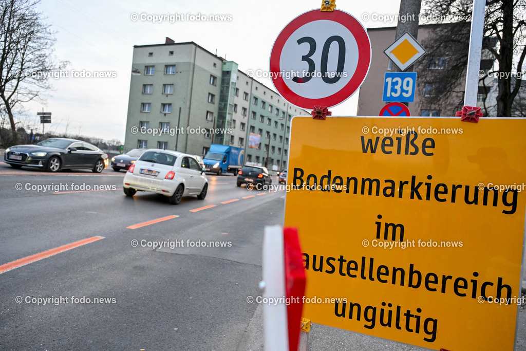 Linz_ Waldeggstrasse_ Abbruchhaeuser_ 22.02.2024-13 | 22.02.2024, Linz, AUT, Waldeggstrasse, im Bild  Abbruchhaeuser fuer Westring A26, Baustelle, Bagger, Schutt, Abriss, Autobahnbau, Asfinag, Infrastruktur, Strassenbau, Verkehrszeichen, 30er


