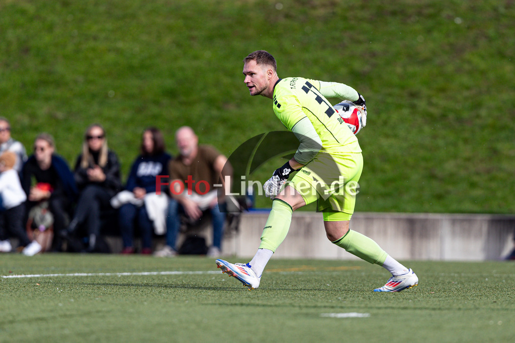 1. FC Penzberg gegen FC Wacker München | Bezirksliga Oberbayern Süd 3, 1. FC Penzberg gegen FC Wacker München, 20241012,Daniel BALTZER (1. FC Penzberg 37) in Aktion,2024-10-12 in Penzberg (Stadion an der Karl-Wald-Straße), Daniel BALTZER (1. FC Penzberg 37)Copyright: WolfgangxLindner www.foto-lindner.de