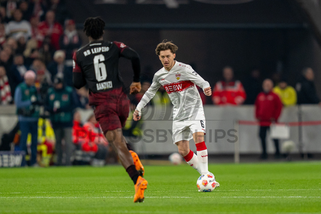 VfB Stuttgart vs. RB Leipzig, Fussball, 1. Bundesliga, 26. Spieltag, 15.03.2026 | Angelo Stiller (VfB Stuttgart, #06) am Ball,VfB Stuttgart vs. RB Leipzig, Fussball, 1. Bundesliga, 26. Spieltag, 15.03.2026Foto: photosbyphips/Philip Ziegler