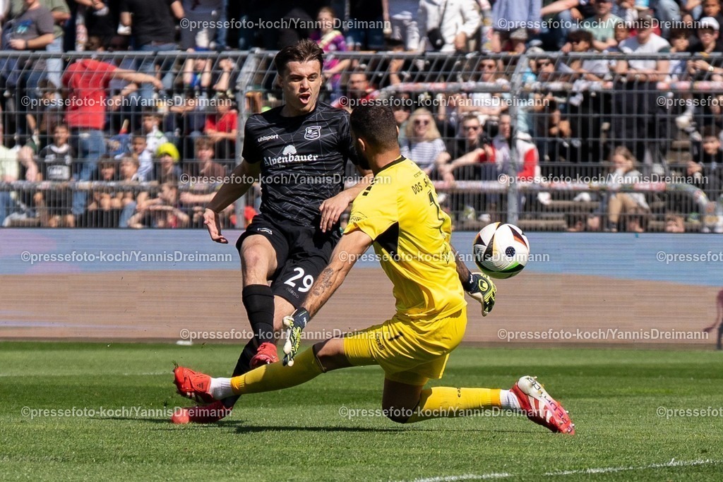 xydr05042501013 | 05.04.2025, xydrx, Fußball, Viktoria Köln - SpVgg Unterhaching , 3.Liga, Sportpark Höhenberg, Saison 2024 2025: Leander Popp (SpVgg Unterhaching #29) erziehlt das 0:1 DFB regulations prohibit any use of photographs as image sequences and or quasi-video.