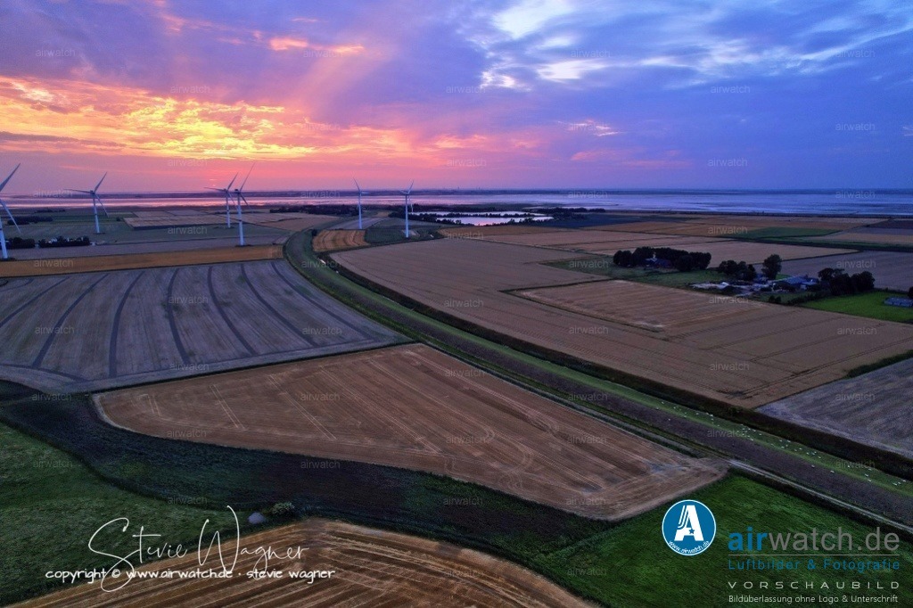 Windpark - Simonsberg | Entdecken Sie atemberaubende Luftbilder und Fotografien auf airwatch.de - Tauchen Sie ein in eine Welt voller faszinierender Aufnahmen aus der Vogelperspektive.