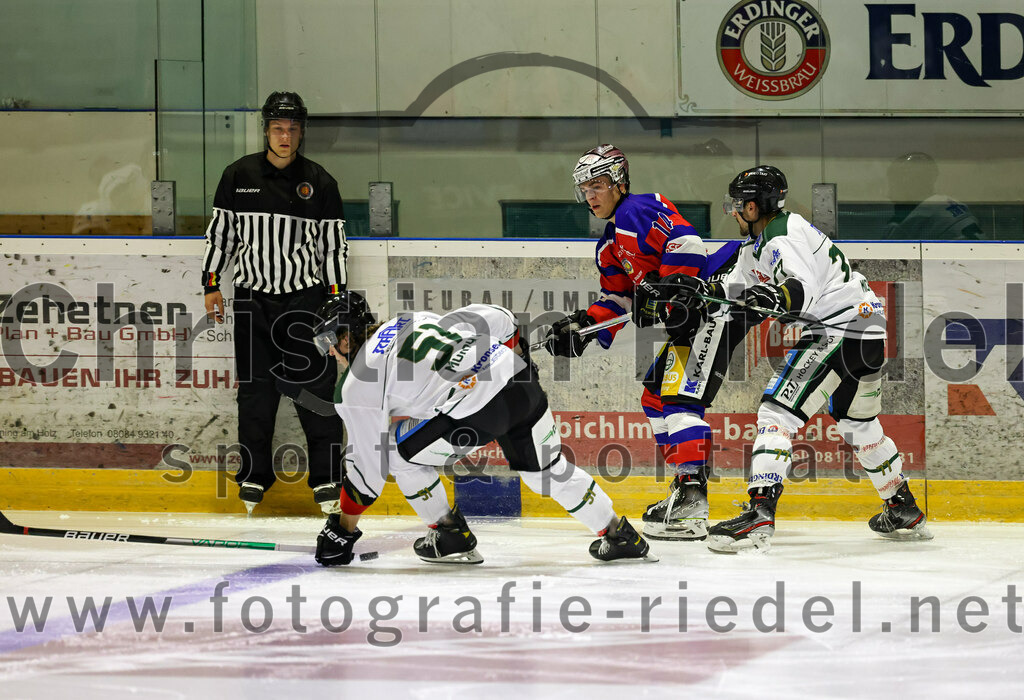 2022-09-09_019_TSV_Erding_gegen_Deggendorfer_SC | Erding, Deutschland, 09.09.2022:
Eishockey, Bayernliga 2022 / 2023, Testspiel, TSV Erding gegen Deggendorfer SC, Endergebnis: 2:5

Ryan Murphy (Erding Gladiators, #51), Sascha Maul (Deggendorfer SC, #14), Philipp Michl (Erding Gladiators, #77)

Foto: Christian Riedel / fotografie-riedel.net