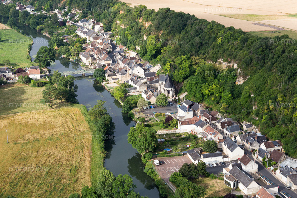 Aerial view: View of the town in Saint-Rimay in the state Loir et Cher, France. – Photo: IMG_101126.jpg taken on 06/24/2017 by Werner Riehm/FLY-FOTO.com – Resolution of the original: 5472 x 3648 px