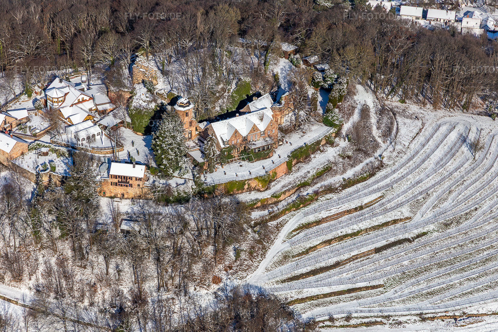Luftbild: Winterluftbild im Schnee von Schloß Kropsburg im Ortsteil SaintMartin in Sankt Martin im Bundesland Rheinland-Pfalz in Deutschland. Foto: IMG_124554.jpg vom 11.02.2021 durch Werner Riehm/FLY-FOTO.de