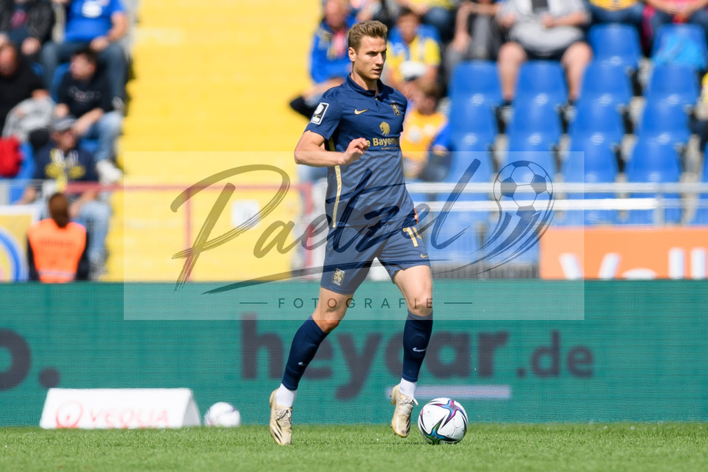 EBSTSV20210828_100 | Fussball, Herren: Dennis Dressel (TSV 1860 Muenchen) in Aktion, am Ball, Einzelaktion beim Spiel der 3. Liga zwischen Eintracht Braunschweig und TSV 1860 Muenchen im Eintracht-Stadion am 28.08.2021 in Braunschweig, Deutschland.DFB / DFL REGULATIONS PROHIBIT ANY USE OF PHOTOGRAPHS AS IMAGE SEQUENCES AND/OR QUASI-VIDEO. - Realisiert mit Pictrs.com