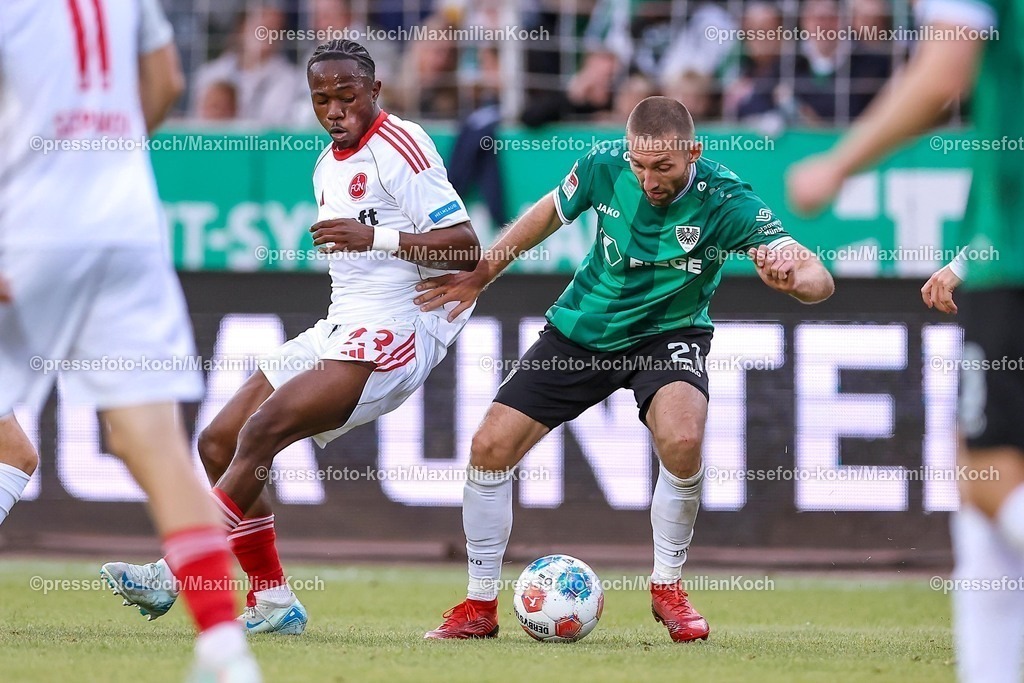 PRM22082501109 | 22.08.2025, Fußball, Preußen Münster - 1. FC Nürnberg, 2. Fußball Bundesliga,  Preußenstadion, Saison 2025 2026: Mohamed Alì Zoma (1FC Nuernberg #23) im Zweikampf gegen  Rico Preißinger (Preussen Muenster #21)  DFB regulations prohibit any use of photographs as image sequences and or quasi-video.