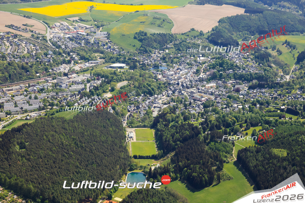 Die Luftaufnahme der Stadt Bad-lobenstein wurde vom UL-Flugzeug heraus erstellt ( keine Drohne )- hohe Auflösung für beste Qualität