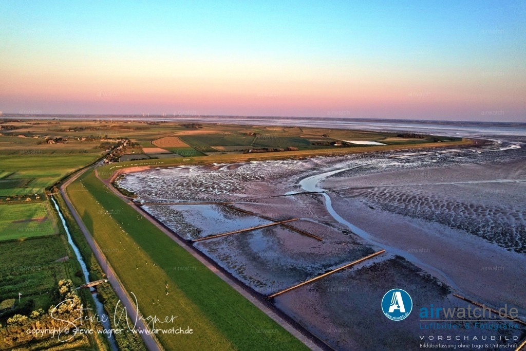Luftbild Nordstrand, LangerDeich, Dreisprung, Püttenweg, Trendermarsch, Husumer Bucht | Luftbild Nordstrand, LangerDeich, Dreisprung, Püttenweg, Trendermarsch, Husumer Bucht - Die Badestelle Fuhlehörn liegt etwa 2 Kilometer vom Trendermarschkoog entfernt und ist bei Niedrigwasser über die Tideflächen erreichbar. Die Fuhlehörn-Runde ist eine beliebte Radtour, die von der Badestelle ausgeht und entlang des Deichs Richtung Trendermarsch führt.