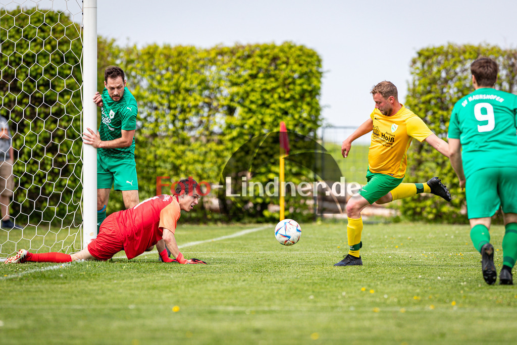 ASV Eglfing gegen SV Haunshofen | Fußball Kreisklasse Herren Oberbayern Zugspitze Gruppe 3 2025/26, ASV Eglfing gegen SV Haunshofen, 20250427,Ball frei vor dem Tor von Michael KAUNAT (ASV Eglfing Goalie 1),2025-04-27 in Eglfing (Sportanlage Eglfing), Tim FREIWALD (SV Haunshofen 22), Michael KAUNAT (ASV Eglfing Goalie 1), Florian ALBRECHT (ASV Eglfing 4)Copyright: WolfgangxLindner www.foto-lindner.de