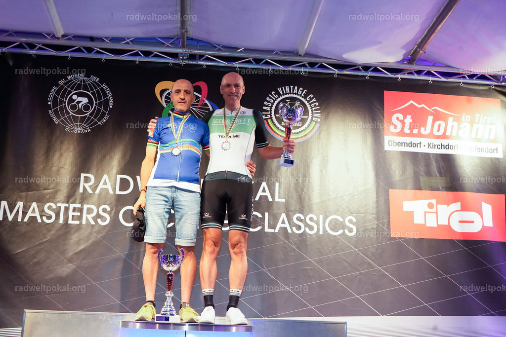 1321_20230817_Bewerb_Maenner_Muehlanger | AUT - OESTERREICH, 2023-08-16: SPORT RENNRAD-FAHREN - 55. INTERNATIONALER RADWELTPOKAL IN ST. JOHANN IN TIROL  - Vintage-Radrennen mit WM-Bronze-Medaillen-Siegerin Christina Schweinberger, den Teilnehmer und Alexander Baumann (vom Orginastions-Team) - TAG 2 BEWERB MAENNER IN SECHS GRUPPEN  ; Foto: Roland Muehlanger