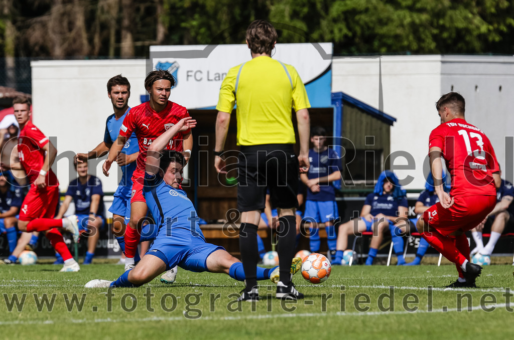 2023-07-08_080_FC_Langengeisling_gegen_TSV_Buchbach | Erding, Deutschland, 08.07.2023:
Fußball, Bezirksliga Oberbayern Ost 2023 / 2024, Testspiel, FC Langengeisling gegen TSV Buchbach, Endergebnis: 0:6

Dennis Polat (TSV Buchbach, #18), Maximilian Maier (FC Langengeisling, #10), Manuel Mattera (TSV Buchbach, #13)

Foto: Christian Riedel / fotografie-riedel.net
