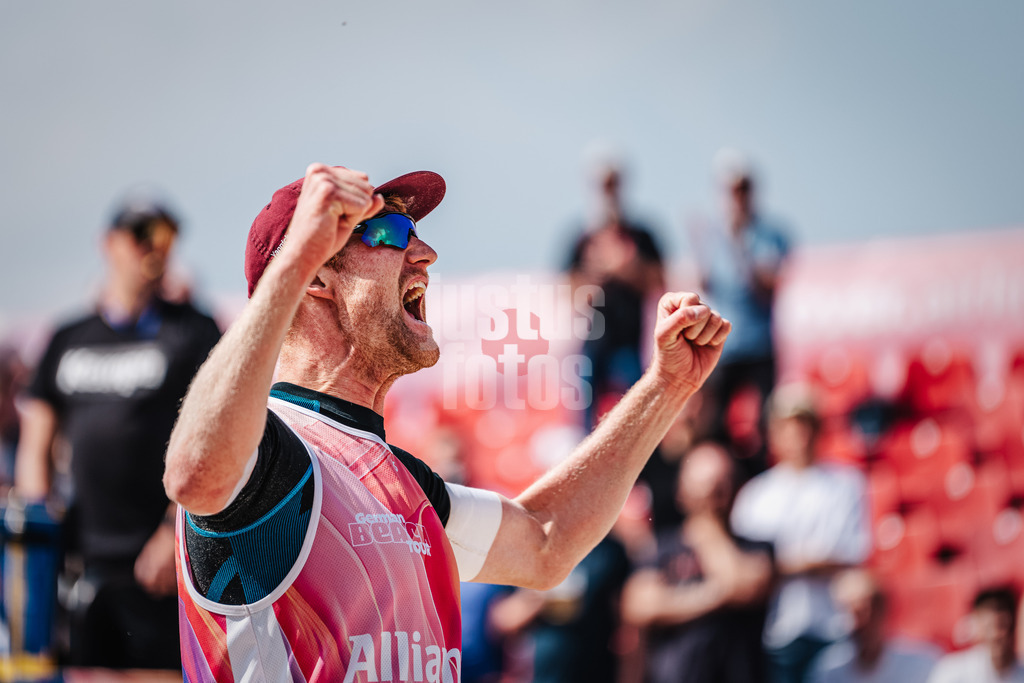Beachvolleyball | Männer | German Beach Tour 2024 | Tourstop Düsseldorf | 18.05.2024 | Yannick Harms jubelt und reißt die Arme in die Luft