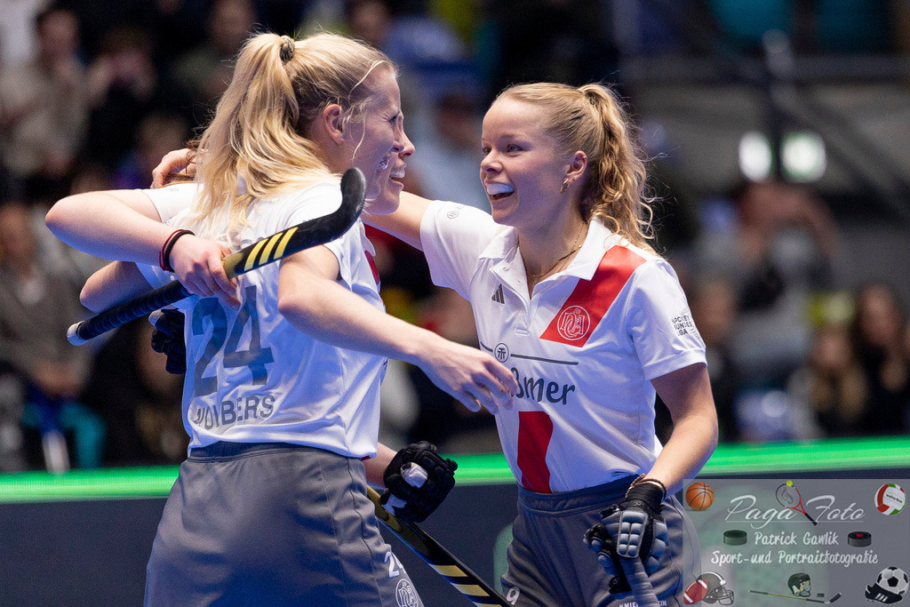 Volvo E.R.B. Final 4 Halbfinale Frauen: Der Club an der Alster - Berlienr HC, 25.01.2025 | Emily Wolbers (Der Club an der Alster #24) &amp; Emma Davidsmeyer (Der Club an der Alster #9) feiern den Treffer / das Tor zum 5:5 Ausgleich kurz vor SPielende, Der Club an der Alster - Berliner HC, Frankfurt, Süwag Arena, 25.1.2025 - Realisiert mit Pictrs.com