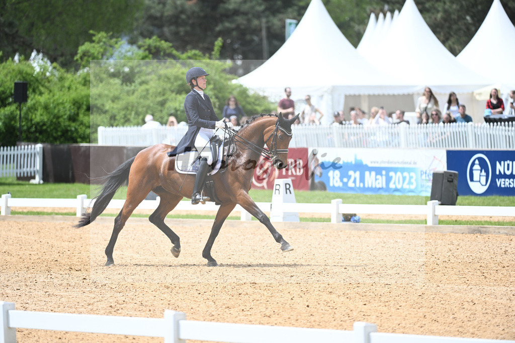 Diehl-Schmid_Sommeliere_11233660 | hf-fotografie - Realisiert mit Pictrs.com