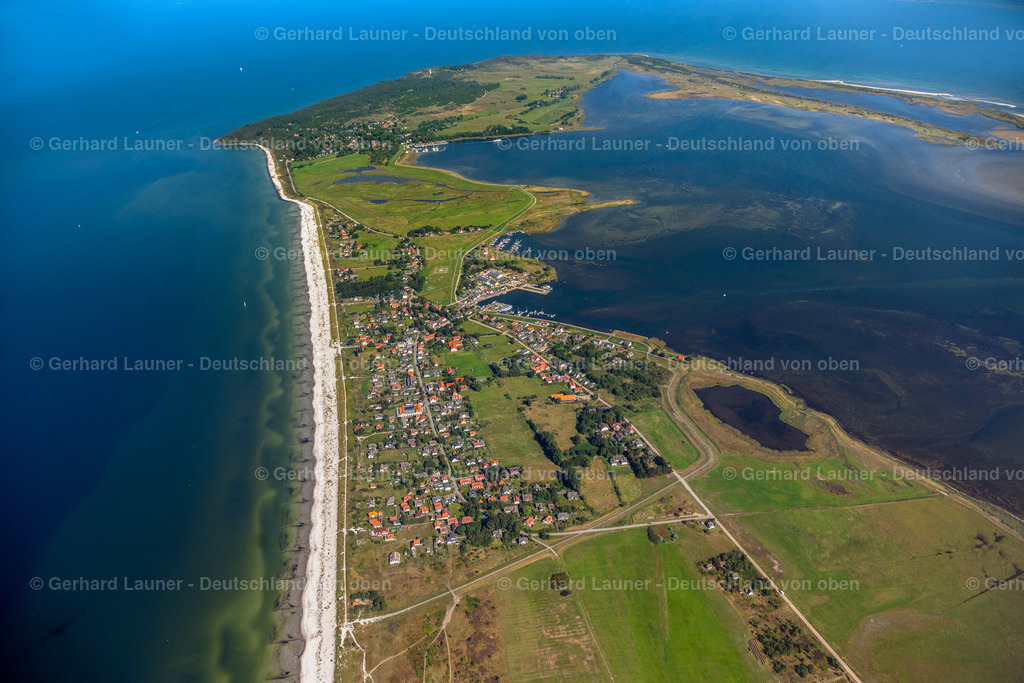4061549 | INSEL HIDDENSEE 08.09.2021 Ortsansicht von Vitte an der Meeres-Küste der Ostsee auf Insel Hiddensee im Bundesland Mecklenburg-Vorpommern. // Townscape of Vitte on the seacoast of the Baltic Sea on the island Hiddensee in the state Mecklenburg - Western Pomerania. Foto: Gerhard Launer