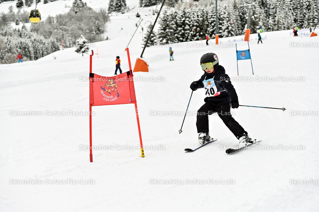 SRF_20.02.2026_0881 | Skirennfotos,Serfaus,Fiss,Ladis,Kinderskirennen,Winter,Tirol,Oberland,skirace,SFL,feelfree,weil wir's genießen,ski,Ski,skifahren,Sonnenplateau, - Realisiert mit Pictrs.com