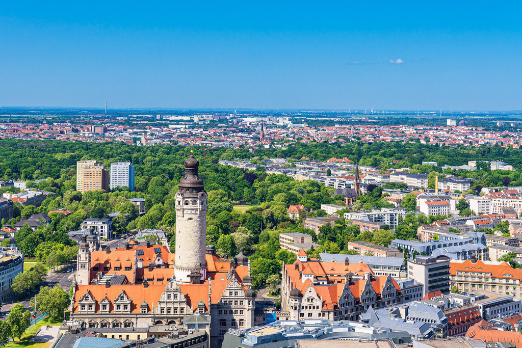 Blick über die Stadt Leipzig mit dem Neuen Rathaus | Blick über die Stadt Leipzig mit dem Neuen Rathaus.