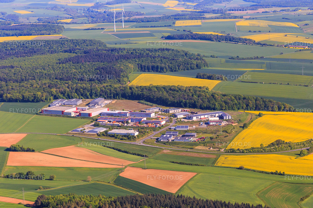 Luftbild: Industriegebiet an der A81 mit Recyclinghof Tauberbischofsheim A81, Alpha Techno Massagesessel GmbH, Michael Weinig AG und Spedition HEIN GmbH in Tauberbischofsheim im Bundesland Baden-Württemberg in Deutschland.Foto: IMG_146548.jpg vom 10.05.2025 durch Werner Riehm/FLY-FOTO.deMain-Tauber-KreisMassagesessel Angebot! Ausprobieren, Test & kaufen!WEINIG - wood processing machines and systemsSpedition HEIN GmbH - Ihr Partner für effiziente Logistik