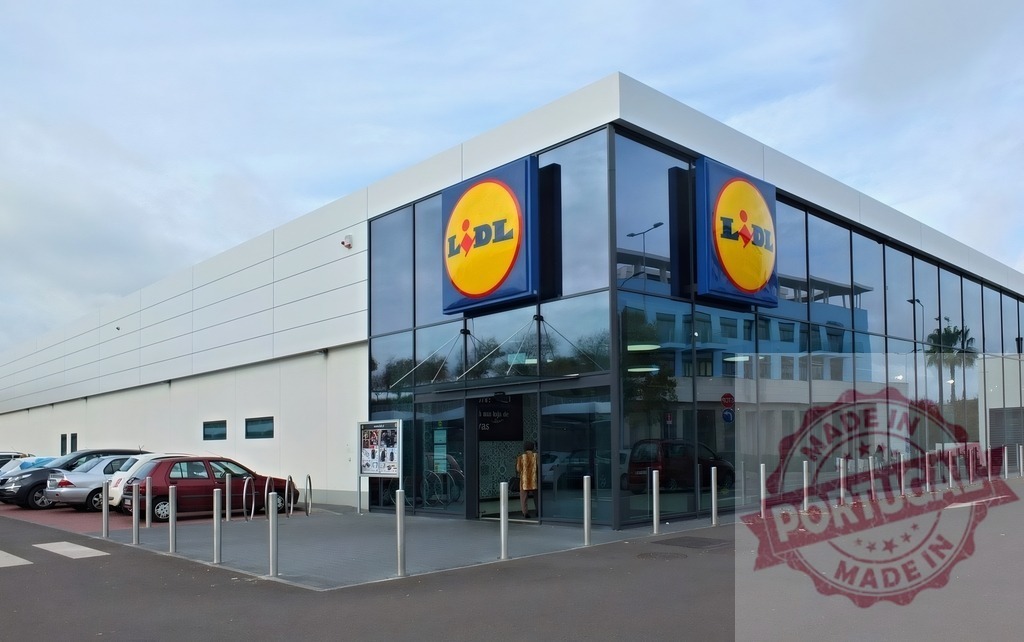Lidl supermarket building with logo and parking lot | Lidl supermarket exterior with cars parked, showcasing modern retail architecture - Realisiert mit Pictrs.com
