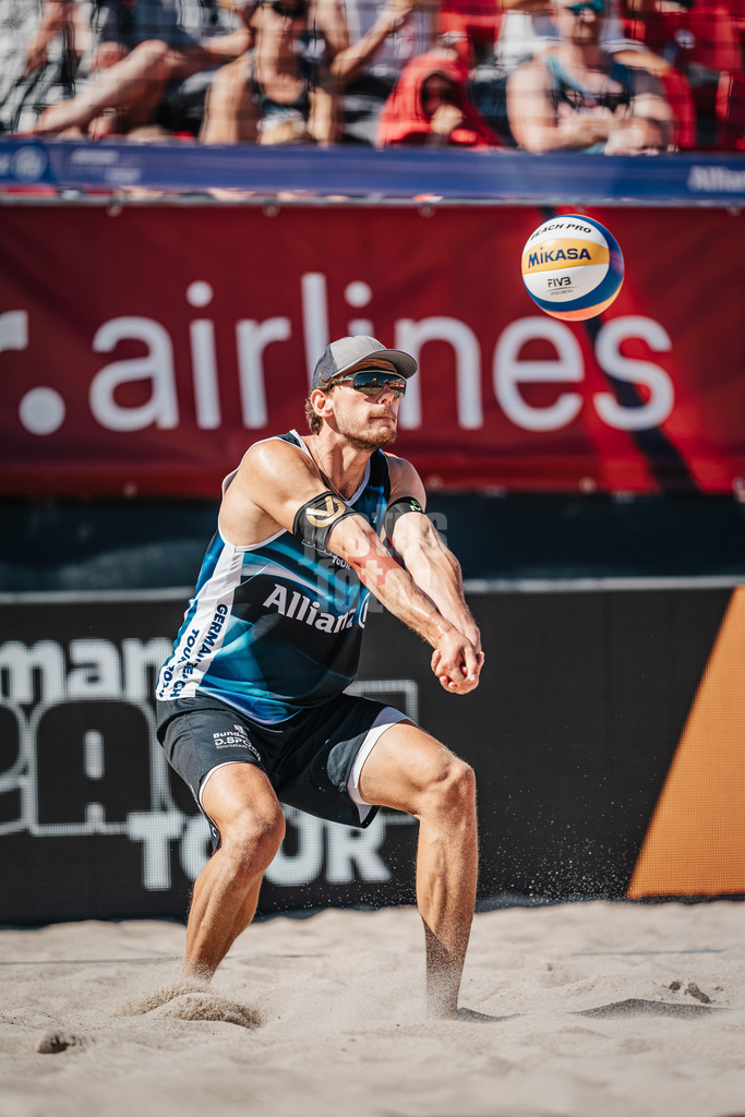 Beachvolleyball | Männer | Allianz German Beach Tour 2024 | Tourstop Kühlungsborn | 11.08.2024 | Paul Henning nimmt den Ball an