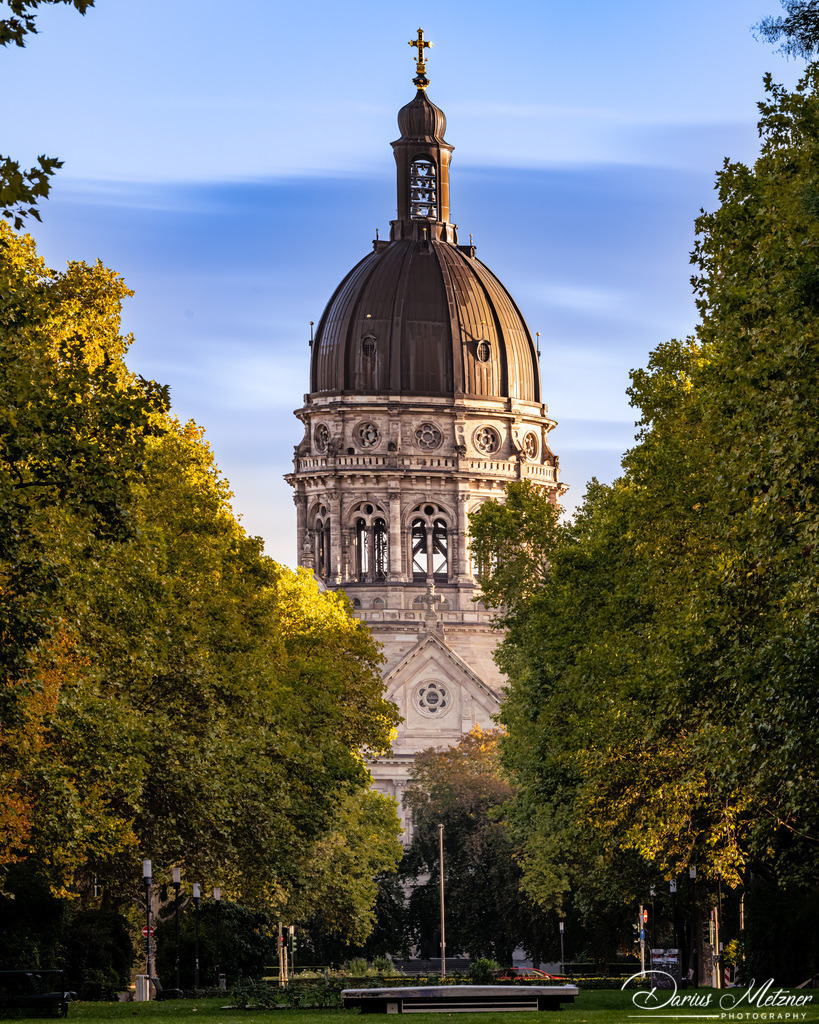 Die evangelische Christuskirche | Die evangelische Christuskirche im Herbst