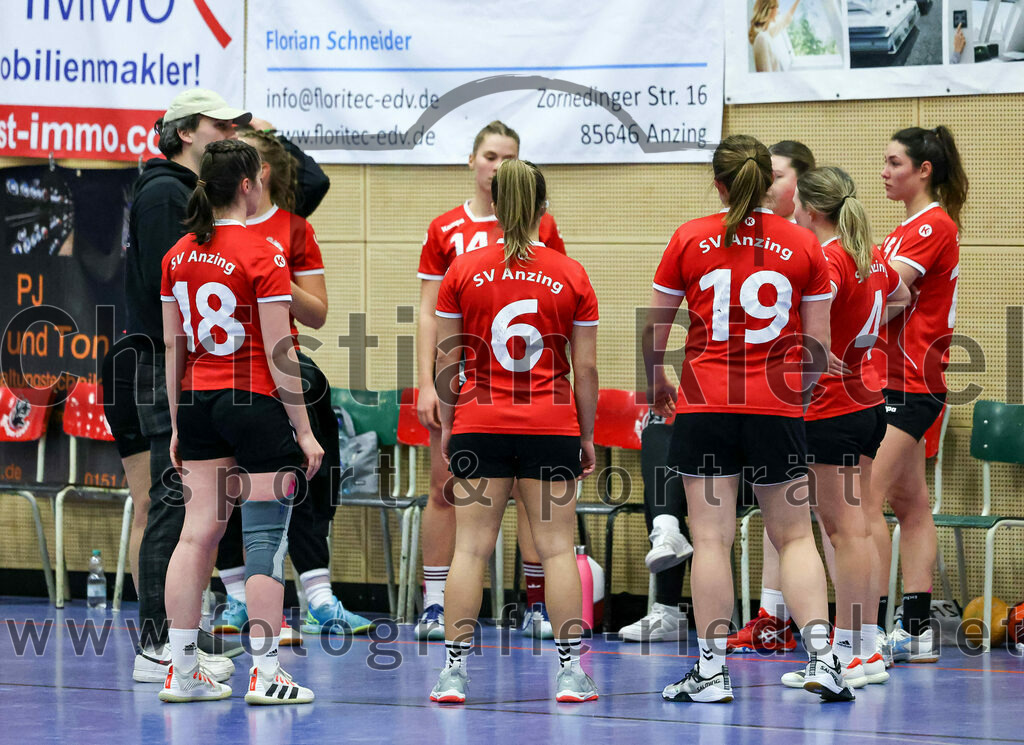 2022-11-27_100_SV_Anzing_gegen_HT_Muenchen_II | Anzing, Deutschland, 27.11.2022:
Handball, Bezirksliga 2022 / 2023, 7. Spieltag, SV Anzing gegen HT München II, Endergebnis: 28:32

Virag Varga (SV Anzing, #18), Denise Bäumler (SV Anzing, #6), Sarah Reither (SV Anzing, #19), Louisa Böhm (SV Anzing, #4)

Foto: Christian Riedel / fotografie-riedel.net