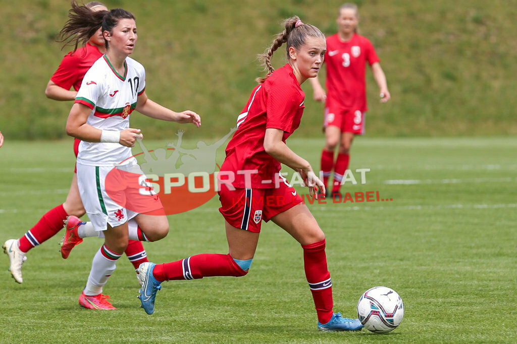 Norwegen U19  Bulgarien U19 | Zdravka Parapunova (BUL #10) Irene Dirdal (Norway #8) ; Norwegen U19  Bulgarien U19 am 13.05.2022 in Wels
(Huber Arena), AUSTRIA, (Photo by Ernst Krawagner sport-fan.at) - Realisiert mit Pictrs.com