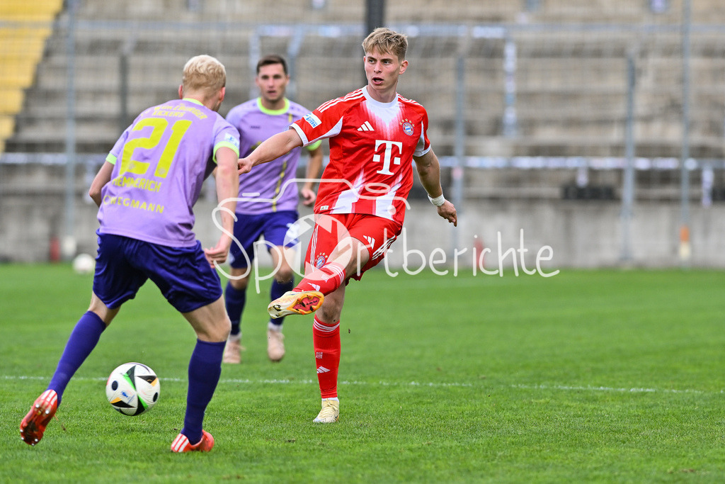 FC Bayern Amateure - FC Würzburger Kickers | im Duell Luke HEMMERICH (Würzburger Kickers 21) und Anton HEINZ (FC Bayern Muenchen II 9) / Zweikampf / Regionalliga Bayern: FC Bayern Amateure - FC Würzburger Kickers; Grünwalder Stadion am 27.09.2025
