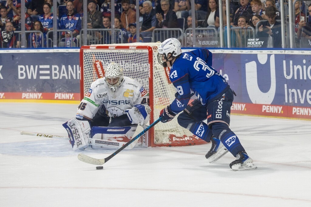 DEL, Deutsche Eishockey Liga Saison 2026/27, 2. Spieltag: Adler Mannheim gegen Eisbären Berlin | DEL, Deutsche Eishockey Liga Saison 2026/27, 2. Spieltag: Adler Mannheim gegen Eisbären Berlin***Max Calce (39, Mannheim) mit toller Torchance - Realisiert mit Pictrs.com