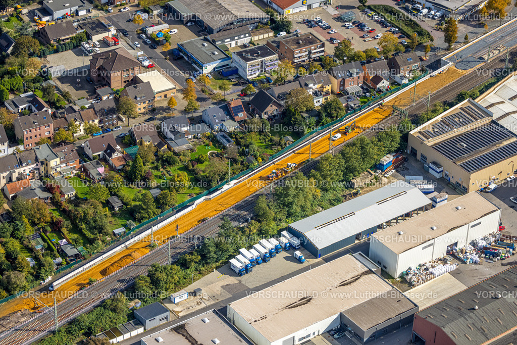 Dinslaken241009068 | Luftbild, Baustelle an den Bahngleisen Am Alten Drahtwerk, Bahndamm entlang der Hedwigstraße, Gartendreieck, Ausbau der Betuweroute und Betuwe-Linie Eisenbahnstrecke, Hagenviertel, Dinslaken, Ruhrgebiet, Nordrhein-Westfalen, Deutschland