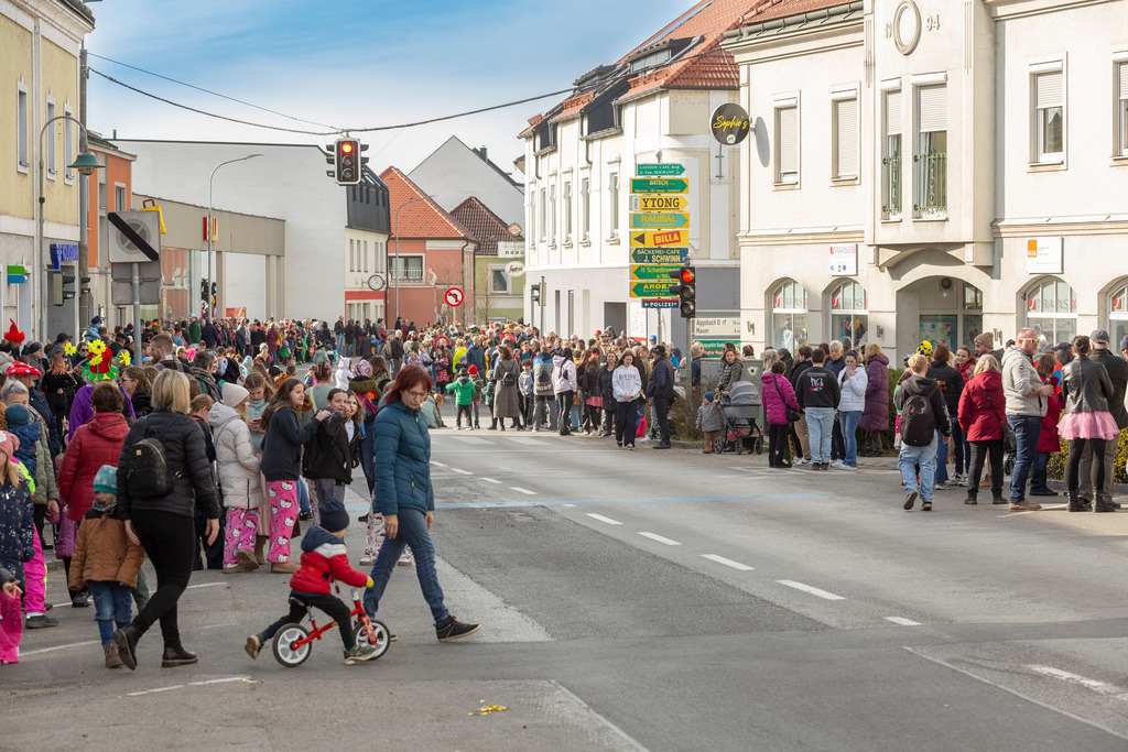 Umzug2025-034_9680 | Fotostrecke: FASCHINGSUMZUG 2025 in Loosdorf. 22 Masken(gruppen)-Teilnehmer: Loosdorfer Vereine, Wirtschaftstreibende, Gemeindeabordnungen sowie Kreditinstitute. rund 700 Besucher entlang der Hauptstrasse. Veranstaltungs-Sicherung durch Mannschaft der FF-Loosdorf mit schwerem Gerät. Maskenprämierung am EKZ-Platz durch Bgm. Thomas Vasku in den Kategorien: Bester Festwagen (Fa. gkonzept-Groissenberger; Beste Personengruppe-ASK-Loosdorf; Beste Einzelperson; Weiteste Anreise-FF Schollach;