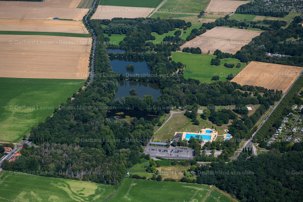 4036153 | BRAUNSCHWEIG 31.07.2020 Offenes Schwimmbecken des Freibades Raffteich an der Straße Madamenweg im Ortsteil Weststadt in Braunschweig im Bundesland Niedersachsen, Deutschland. Weiterführende Informationen bei: Stadtbad Braunschweig Sport und Freizeit GmbH. // Swimming pool of the Raffteich on street Madamenweg in the district Weststadt in Brunswick in the state Lower Saxony, Germany. Further information at: Stadtbad Braunschweig Sport und Freizeit GmbH. Foto: Gerhard Launer