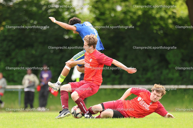Fußball I Junioren I Kreispokal Lübeck I Finale I JSG Concordia Lübeck - TSV Siems I 09.06.2025.108 | v.l. René Roßteutscher (8, TSV Siems), Yesin El-Gafsi (7, JSG Concordia Lübeck), Liann Florian (4, TSV Siems) - Realisiert mit Pictrs.com