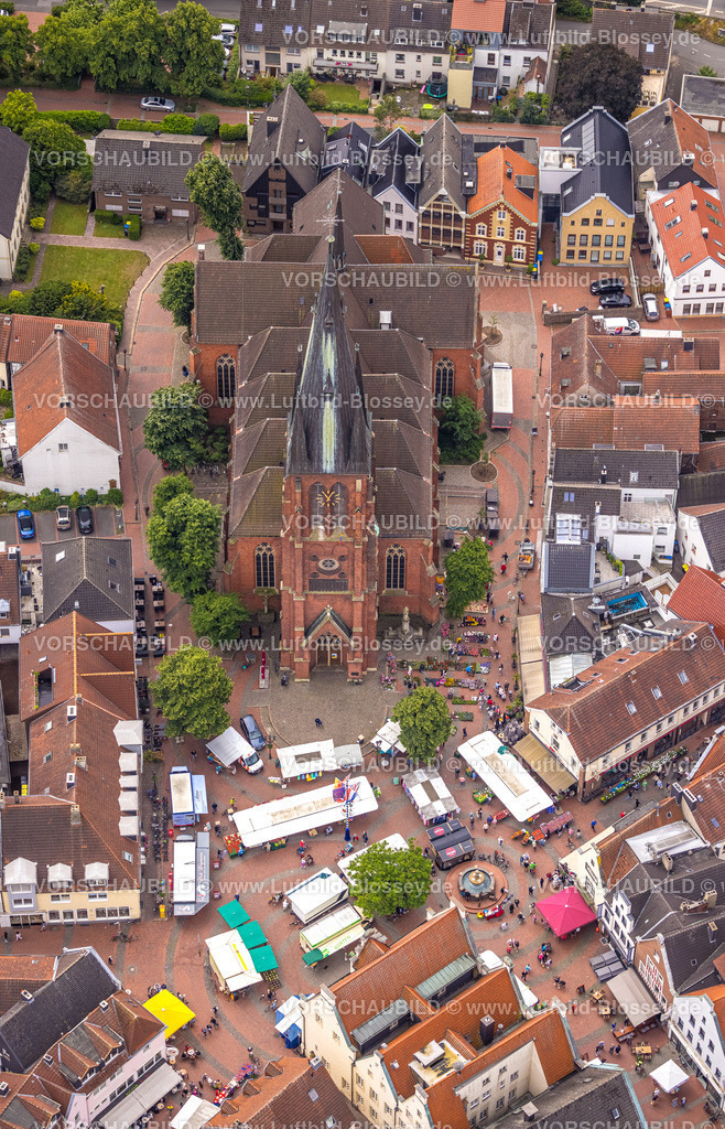Haltern220602654 | Luftbild, Altstadt mit kath. Kirche St. Sixtus, Marktstände auf dem Marktplatz, Haltern-Stadt, Haltern am See, Ruhrgebiet, Nordrhein-Westfalen, Deutschland
