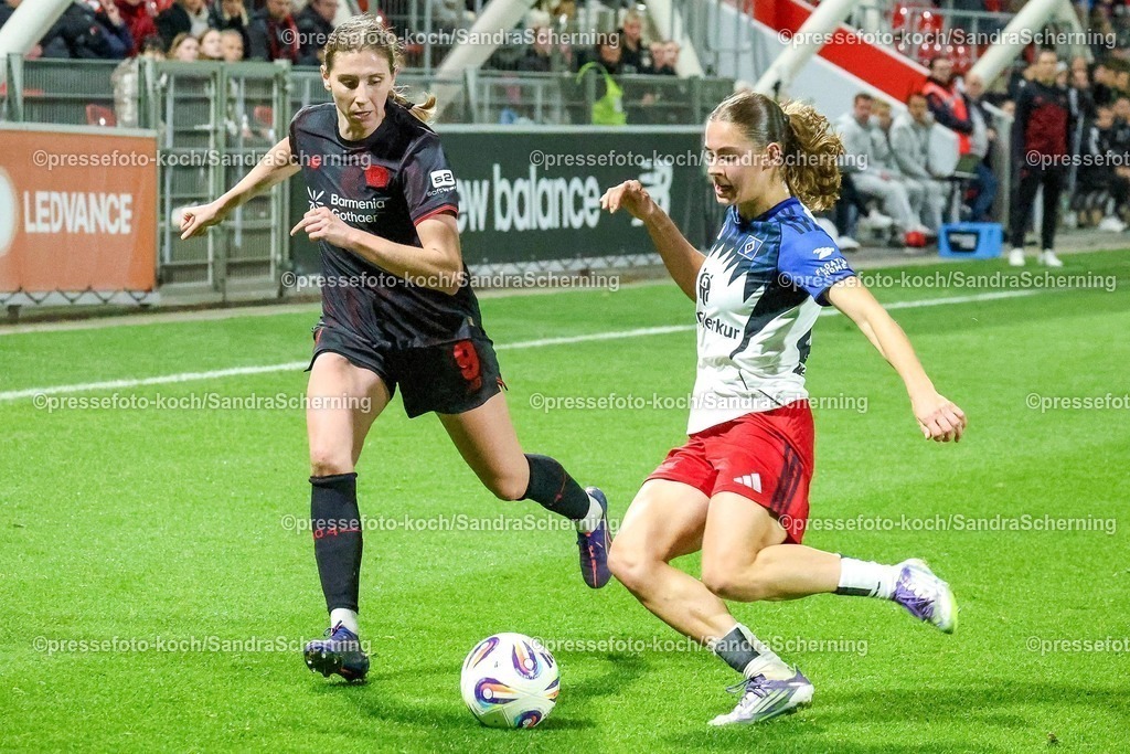 xsscx05112501013 | 05.11.2025, xsscx, Frauen Fuﬂball, Bayer 04 Leverkusen - Hamburger SV, Saison 2025 2026: Caroline Kehrer (Bayer 04 Leverkusen #9) im Zweikampf gegen Leni Eggert (Hamburger SV #29) DFB regulations prohibit any use of photographs as image sequences and or quasi-video.