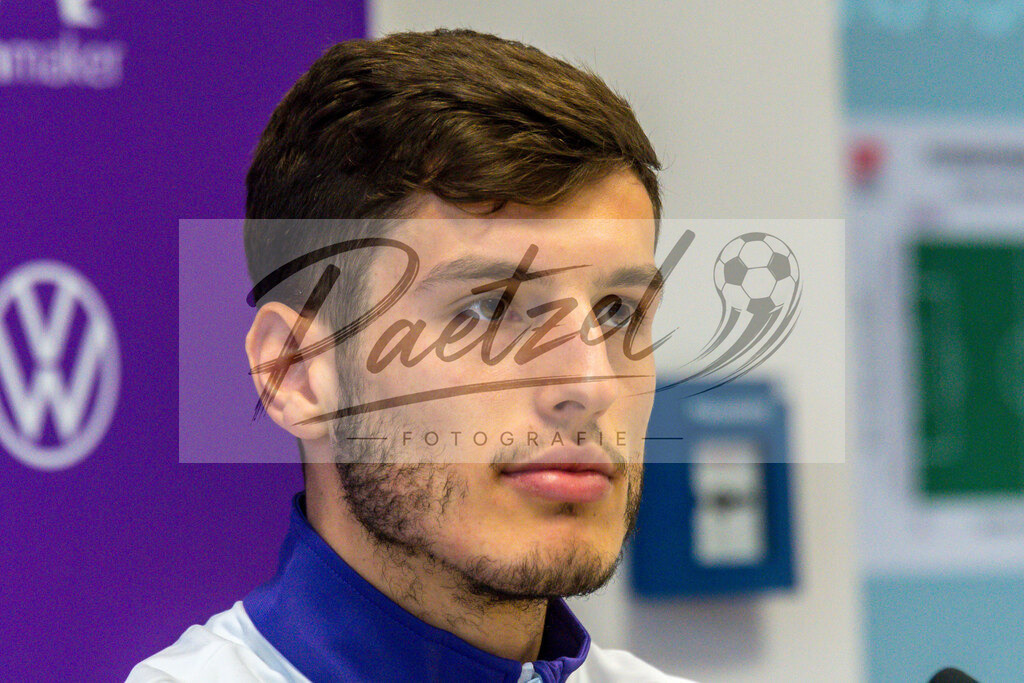 20200219_PKOSNA_0007 | Fussball, Herren: Bashkim Ajdini (VfL Osnabrueck) schaut waehrend der Pressekonferenz des VfL Osnabrueck im Presseraum des Stadion an der Bremer Bruecke am 19.02.2020 in Osnabrueck, Deutschland. - Realisiert mit Pictrs.com