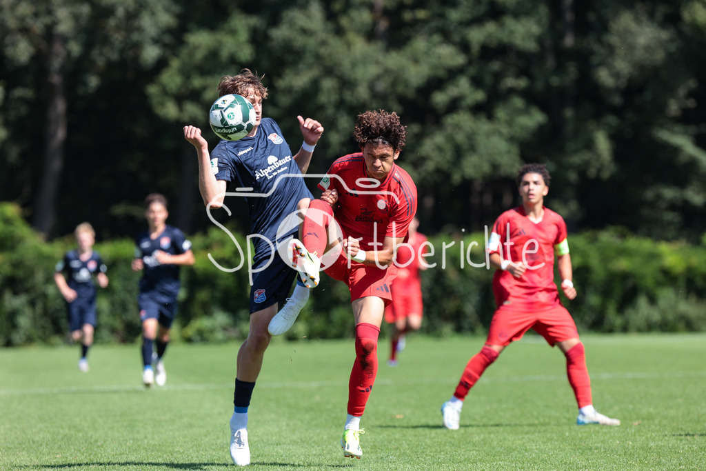 SpVgg Unterhaching U19 - FC Bayern München U19 | im Duell Nicolas BOEHNKE (UHG #23) und Jascon ECKL (FCB #9) / Zweikampf