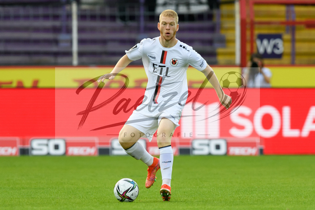 OSNVKO2021090620210906_119 | Fussball, Herren: Kai Klefisch (FC Viktoria Koeln) in Aktion, am Ball, Einzelaktion beim Spiel der 3. Liga zwischen VfL Osnabrueck und FC Viktoria Koeln im Stadion an der Bremer Bruecke am 06.09.2021 in Osnabrueck, Deutschland.DFB / DFL REGULATIONS PROHIBIT ANY USE OF PHOTOGRAPHS AS IMAGE SEQUENCES AND/OR QUASI-VIDEO. - Realisiert mit Pictrs.com