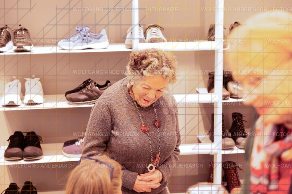 20251130-104801_Schmuck_R3A_0181_wa | Eine besondere Vernissage mitten im Flagship-Store von BÄR Schuhe in Frankfurt: Schmuck trifft auf orthopädische Schuhkunst, Design auf Wohlgefühl. Zwischen funkelnden Details und anatomischer Präzision entstand ein Abend voller Stil, Inspiration und echter Handwerksqualität. Ein herzliches Dankeschön an Alexandra Feirer für die großartige Gastfreundschaft und diesen stimmungsvollen Rahmen. - Realisiert mit Pictrs.com