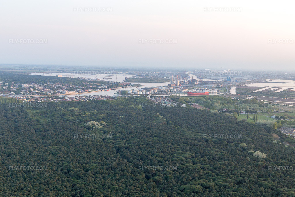 Aerial view: View of the town in Marina Romea in the state Emilia Romagna, Italy. – Photo: IMG_098536.jpg taken on 04/05/2017 by Werner Riehm/FLY-FOTO.com – Resolution of the original: 5472 x 3648 px