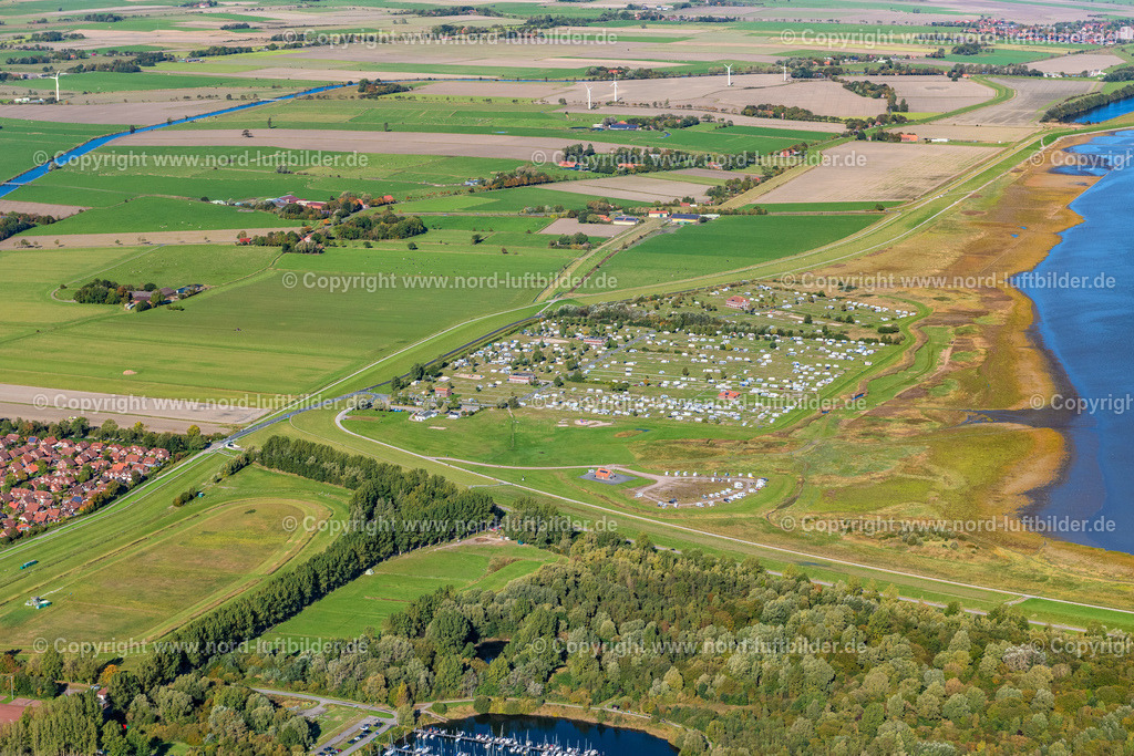 Hooksiel_Campingplatz_ELS_6108091022 | WANGERLAND 09.10.2022 Ortsansicht an der Meeres-Küste " Hooksiel " in Wangerland im Bundesland Niedersachsen, Deutschland. Weiterführende Informationen bei: Wangerland Touristik GmbH. // Townscape on the seacoast " Hooksiel " in Wangerland in the state Lower Saxony, Germany. Further information at: Wangerland Touristik GmbH. Foto: Martin Elsen