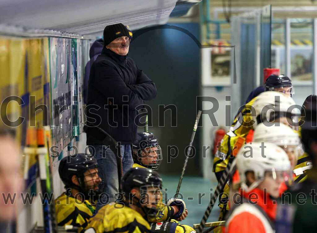 2022-12-16_024_TSV_Erding_gegen_EC_Pfaffenhofen | Erding, Deutschland, 16.12.2022:
Eishockey, Bayernliga 2022 / 2023, 21. Spieltag, TSV Erding gegen EC Pfaffenhofen, Endergebnis: 14:1

Trainer Stefan Teufel (EC Pfaffenhofen)

Foto: Christian Riedel / fotografie-riedel.net