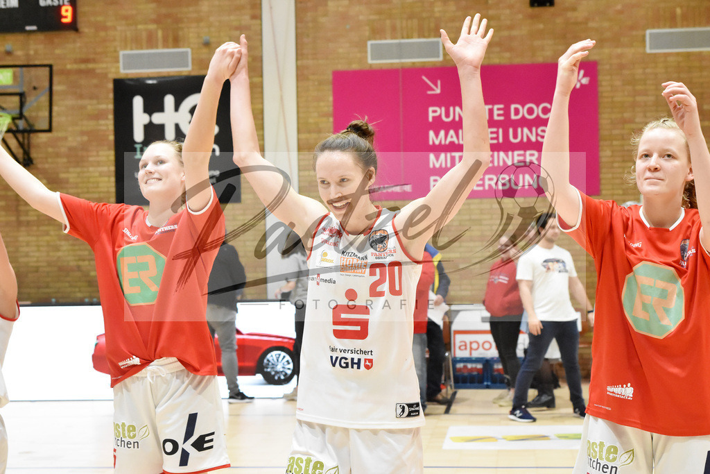 20200126_PANHAL_0062 | Basketball, Frauen: Tonia Dölle (GiroLive-Panthers Osnabrück), Kata Takacs (GiroLive-Panthers Osnabrück) und Emma Eichmeyer (GiroLive-Panthers Osnabrück) Schlussjubel, jubeln nach dem Sieg beim Spiel der Toyota DBBL zwischen GiroLive-Panthers Osnabrück vs. GISA LIONS SV Halle am 26.01.2020 im Panthers Dome in Osnabrück, Deutschland.(Foto von Nico Paetzel) - Realisiert mit Pictrs.com