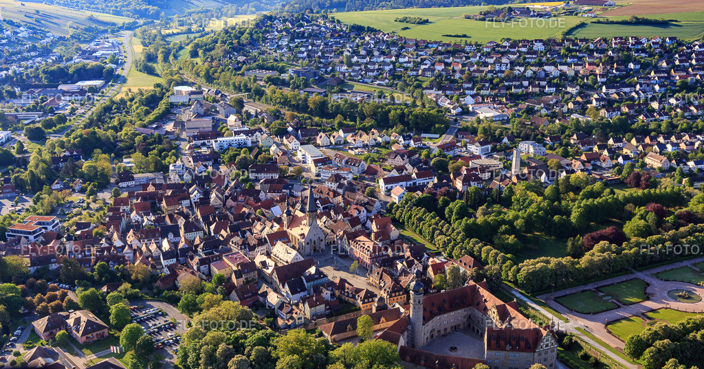 Ortsübersicht aus Westen am Morgen mit Schluss und Marktplatz | Luftbild: Ortsübersicht aus Westen am Morgen mit Schluss und Marktplatz in Weikersheim im Bundesland Baden-Württemberg in Deutschland. Foto: IMG_146421.jpg vom 10.05.2025 durch Werner Riehm/FLY-FOTO.de - Realisiert mit Pictrs.com