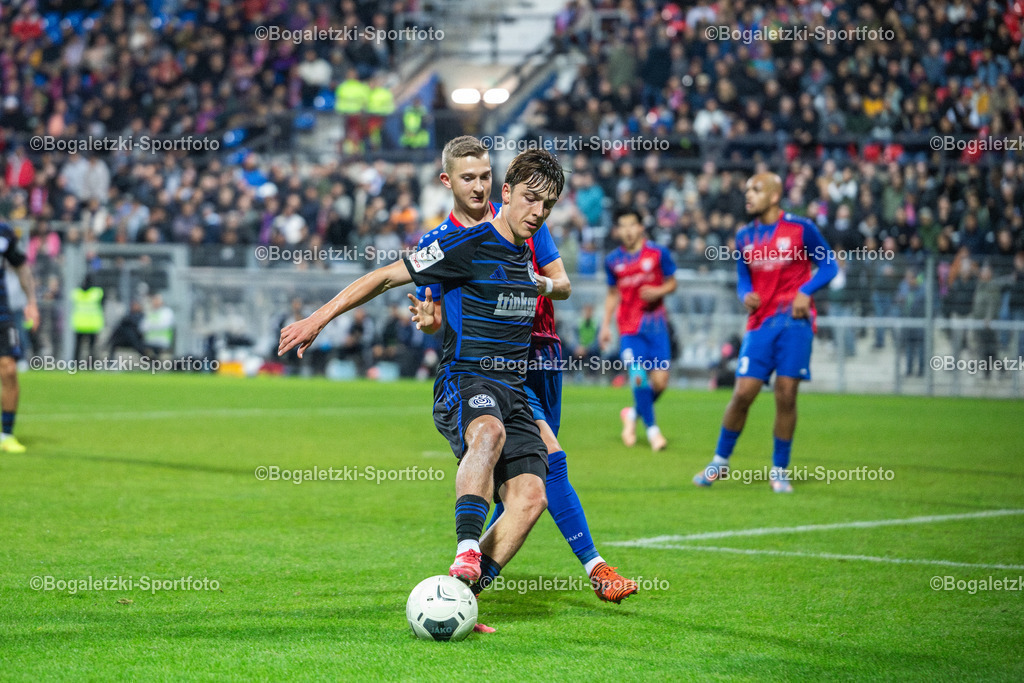 Jan-Simon Symalla | 15.10.2025, Fußball, Niederrheinpokal, 3.Runde, KFC Uerdingen - MSV Duisburg: Jan-Simon Symalla (MSV Duisburg #23) behauptet den Ball vor Jan Bachmann (KFC Uerdingen #21) - Realisiert mit Pictrs.com
