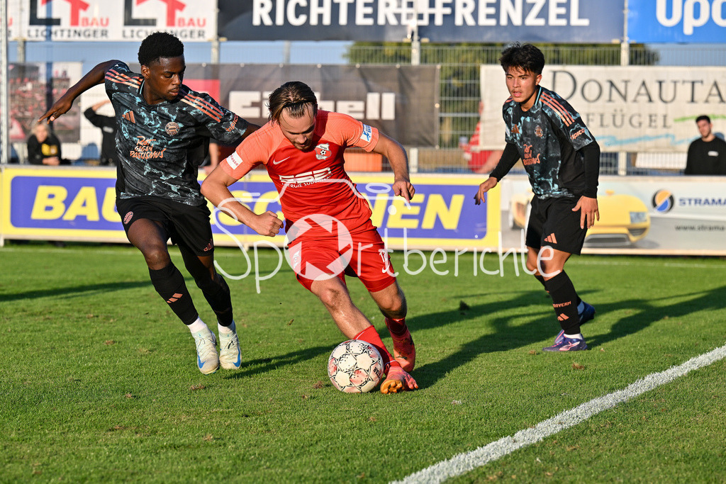 SpVgg Hankofen-Hailing - FC Bayern Amateure | im Duell Noel ASEKO NKILI (FC Bayern München II #8) und Samuel PEX (Spvgg #8) / Zweikampf